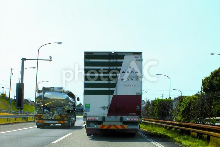 東名高速道路を走る大型トラックとタンク車 タンクローリー,タンク車,大型トラックの写真素材