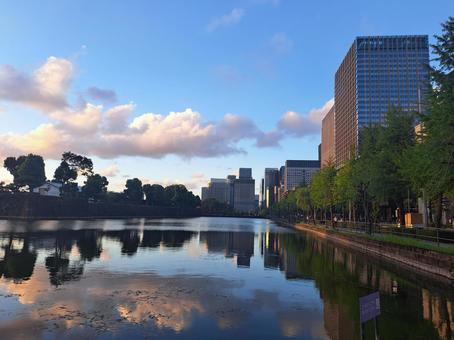 夕暮れ時の日比谷皇居周辺 夕暮れ時の日比谷皇居周辺 日比谷,皇居,街並みの写真素材