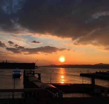 夕日と港の写真