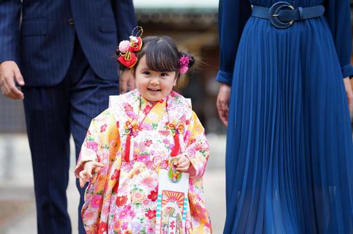 女の子と両親 女の子と両親 七五三,お参り,七五三参りの写真素材