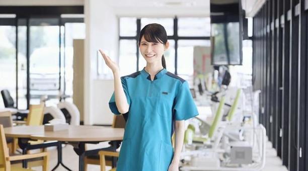 介護施設で案内をするアジア人介護福祉士 介護施設で案内をするアジア人介護福祉士 介護福祉士,介護士,案内の写真素材