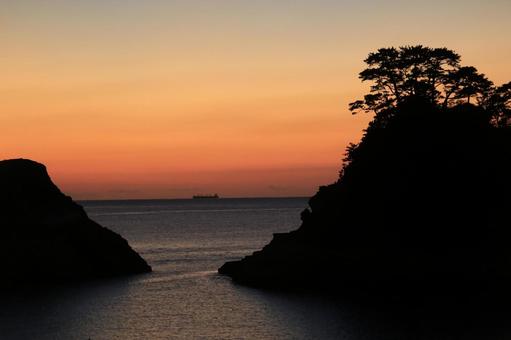 堂ヶ島の向こうに綺麗な夕陽 堂ヶ島の向こうに綺麗な夕陽の写真