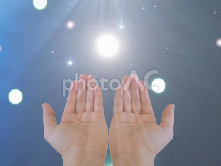 白色の光と両手 スピリチュアル,引き寄せ,宇宙の写真素材