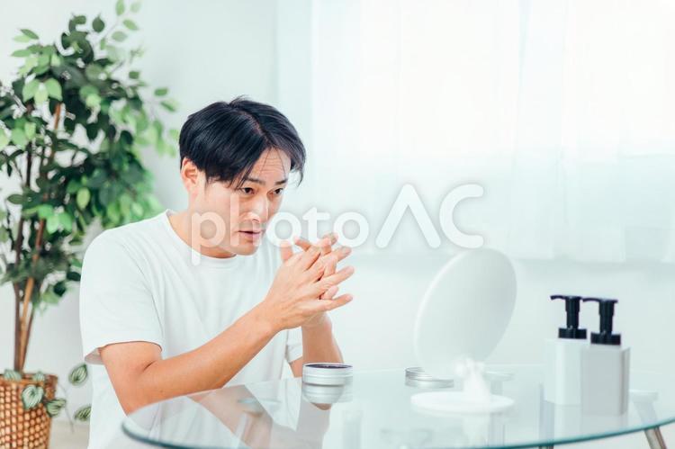 整髪料をつける男性（ヘアセット） 整髪料,保湿,整髪の写真素材