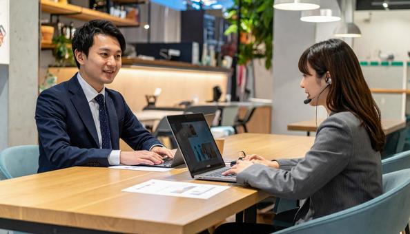 オンラインミーティングをする日本人女性 オンラインミーティングをする日本人女性の写真