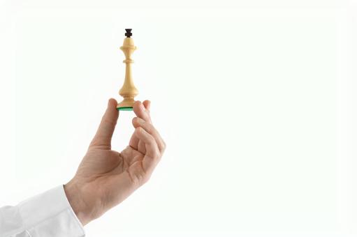 チェスの駒を持っている男性の手(白背景) チェスの駒を持っている男性の手(白背景) チェス,男性,30代の写真素材
