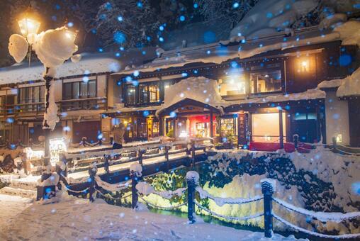 雪の降るガス灯のともる銀山温泉 夜景,夜の眺め,夜景スポットの写真素材