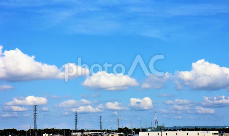 たくさんの送電塔と雲 送電塔,たくさん,立つの写真素材