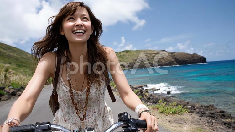 青空と海を背景にサイクリングする女性 夏,女性,日本人の写真素材