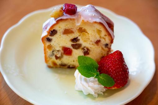 フルーツケーキとイチゴのデザート ケーキ,フルーツケーキ,パウンドケーキの写真素材