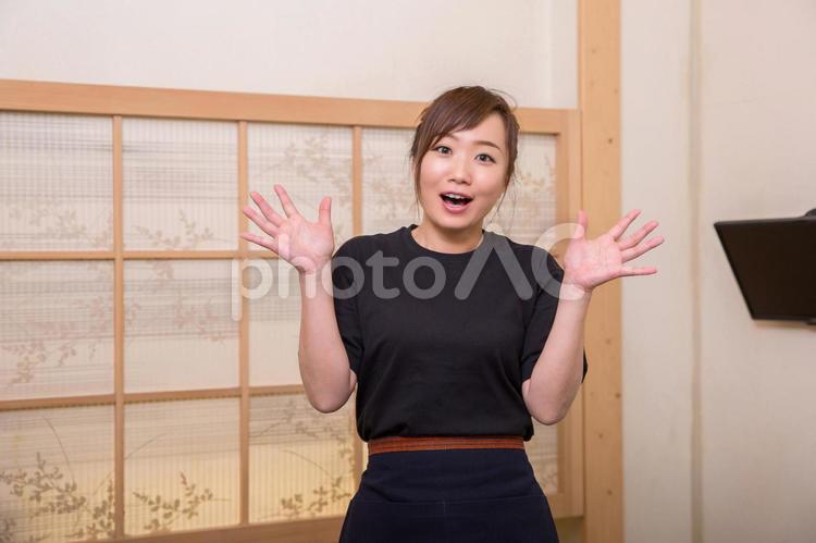 びっくりする居酒屋のスタッフ びっくり,驚く,居酒屋の写真素材