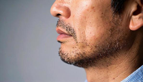二重顎の男性の横顔 二重顎の男性の横顔の写真