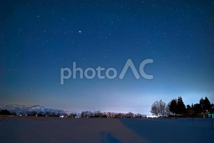 雪の積もった土地と夜空 夜,空,星空の写真素材