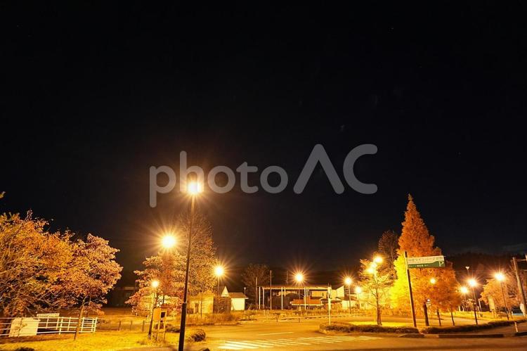 公園の駐車場の夜景　外灯の風景 公園,駐車場,外灯の写真素材