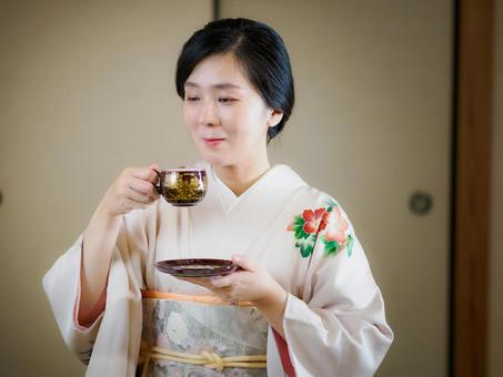 33:お茶をいただく着物の女性 33:お茶をいただく着物の女性 着物,おもてなし,コーヒーブレイクの写真素材
