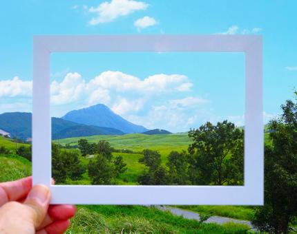 フレームの中の高原 フレームの中の高原 山,草原,木々の写真素材