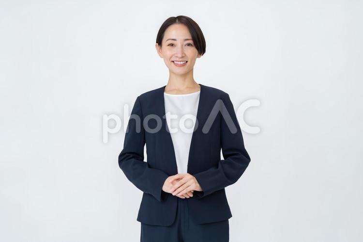 スーツを着たショートヘアーの女性 ビジネス,社長,日本人の写真素材