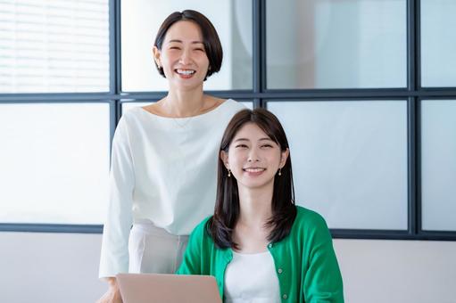 女性二人 女性二人 会議,教える,女性の写真素材