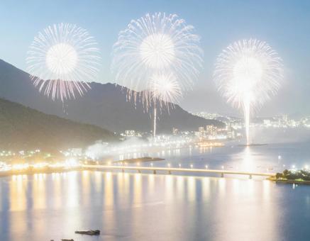 夏祭りの花火大会の風景の写真
