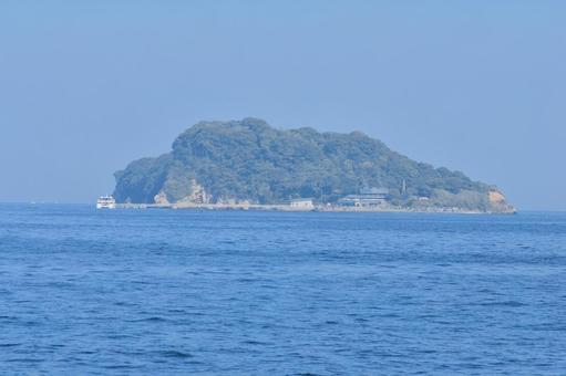 青い海に浮かぶ島(猿島) 青い海に浮かぶ島(猿島)の写真