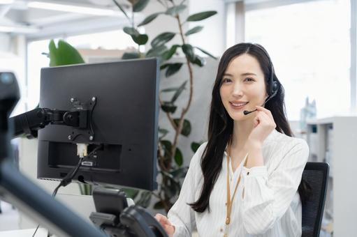 コールセンターで働く女性オペレーター コールセンターで働く女性オペレーター ビジネス,オペレーター,コールセンターの写真素材