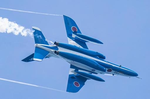 ブルーインパルス ブルーインパルス,空,スモークの写真素材