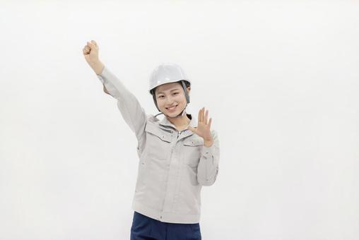 ガッツポーズをする作業服の女性 ガッツポーズをする作業服の女性 女性,ビジネスウーマン,ヘルメットの写真素材