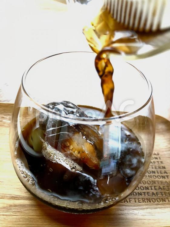 コーヒーを注ぐ コーヒー,アイス,飲み物の写真素材