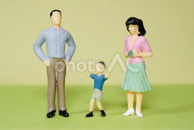両親と子供の人形 家族,ファミリー,両親の写真素材