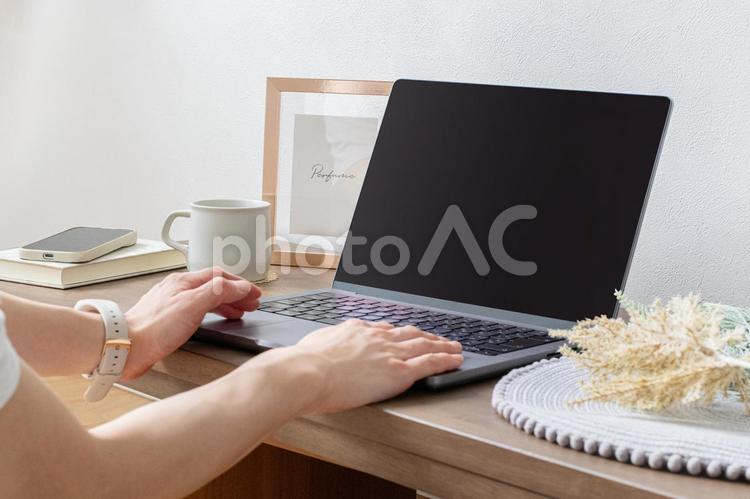 自宅でリモートワーク（半袖） macbook,ノートパソコン,pcの写真素材