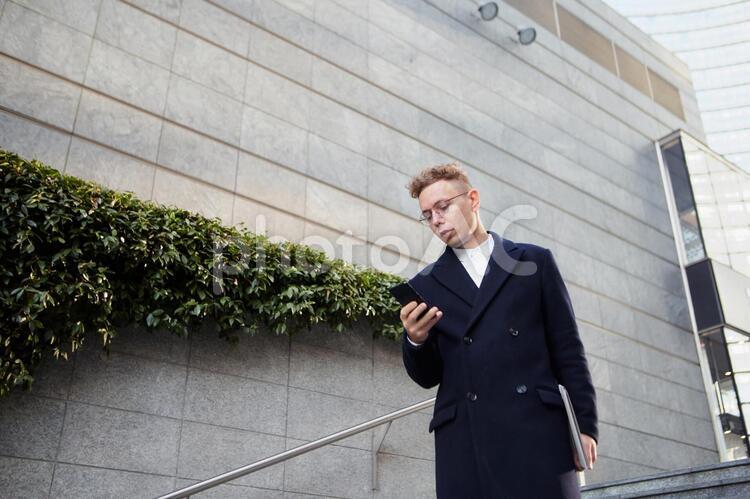 スマホを持ったビジネスマン48 サラリーマン,男性,外国人の写真素材