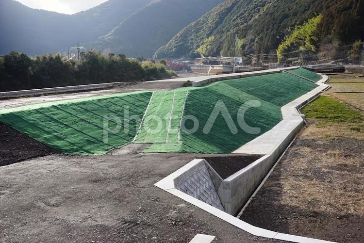 緑化された法面と山間部 法面,緑化,工事の写真素材