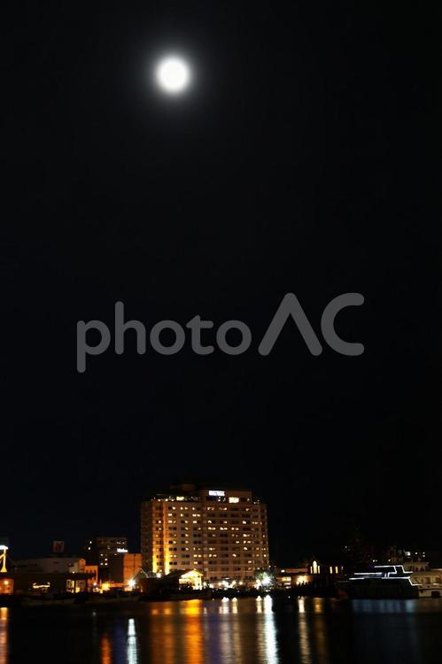 函館の海に反射する灯りとお月さん 夜,ライトアップ,函館の写真素材