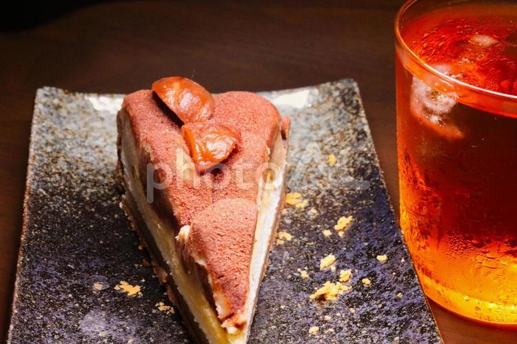 マロンタルトと紅茶の組み合わせ 栗,マロン,渋皮の写真素材