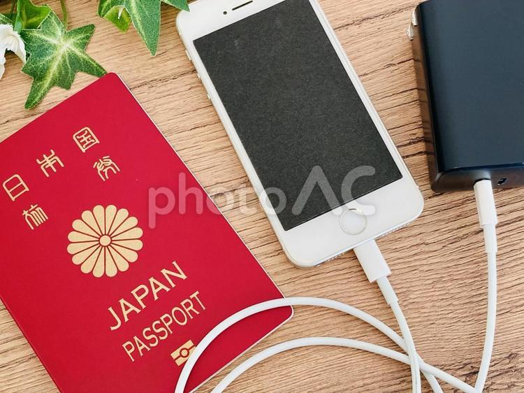 海外旅行におすすめのモバイルバッテリー 海外旅行,モバイルバッテリー,スマホの写真素材