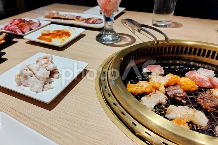 焼肉 焼肉,焼き肉,網焼きの写真素材