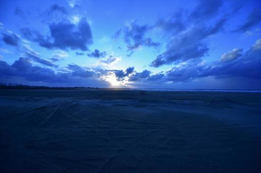 砂浜と青い空と夕陽 青空,夕陽,砂浜の写真素材