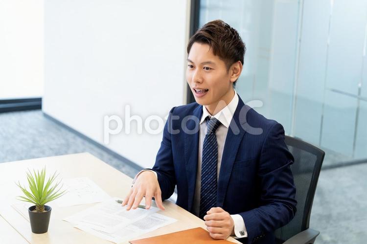 笑顔で対話をする男性ビジネスマン 男性,笑顔,対話の写真素材