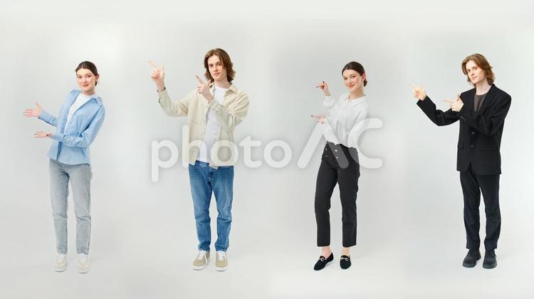 両手で指差すポーズの男女 男女,指差し,ジェスチャーの写真素材