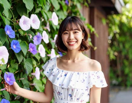 夏の朝・朝顔と笑顔の彼女の写真