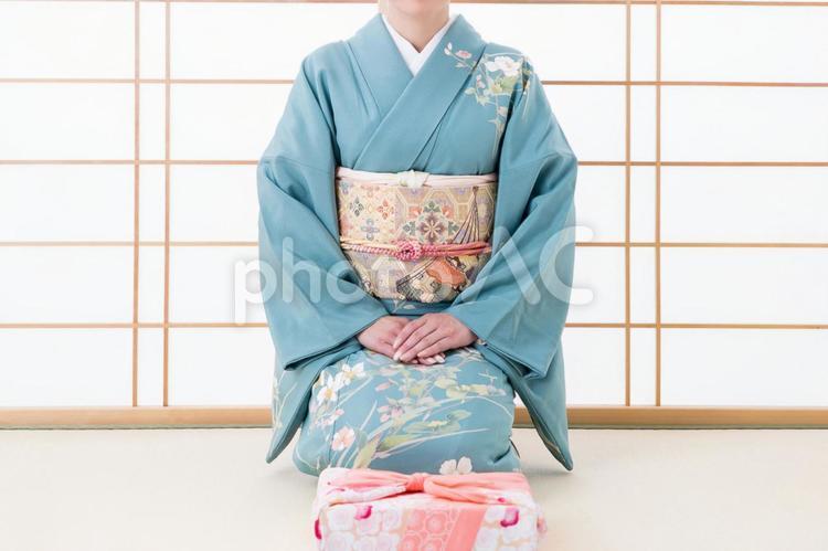 風呂敷と着物姿の女性 引出物,風呂敷,女性の写真素材