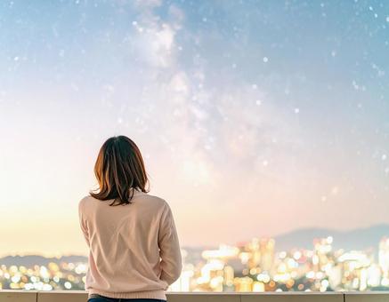 空を見る女性 空を見る女性の写真