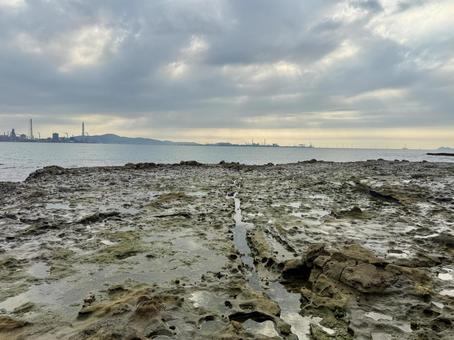 山口県彦島 竹ノ子島の磯辺 山口県彦島 竹ノ子島の磯辺 瀬戸内海,関門海峡,雲の写真素材