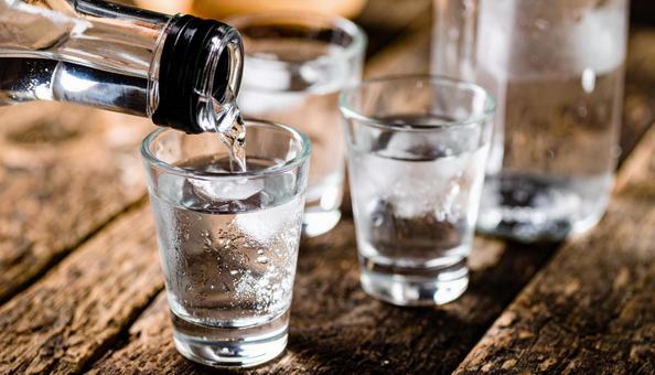 氷を入れた焼酎 氷を入れた焼酎の写真