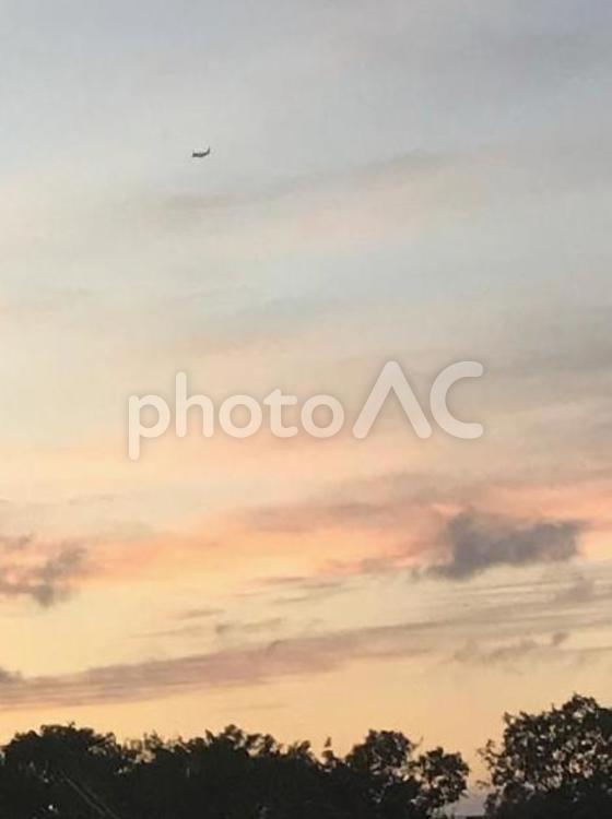 夕焼けの中の飛行機 空,夕焼け,雲の写真素材