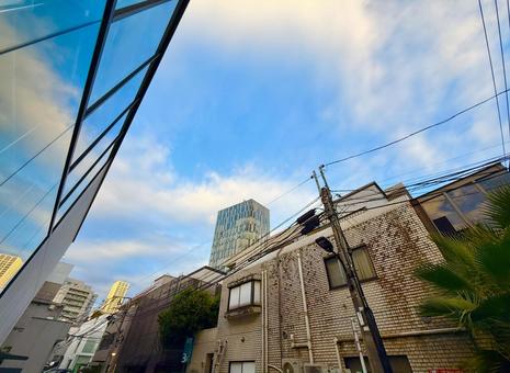 表参道の街並みと青空 表参道の街並みと青空 原宿,青空,空の写真素材