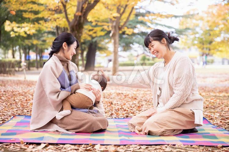公園でママ友と話す女性（冗談・楽しい） ママ友,話す,主婦の写真素材