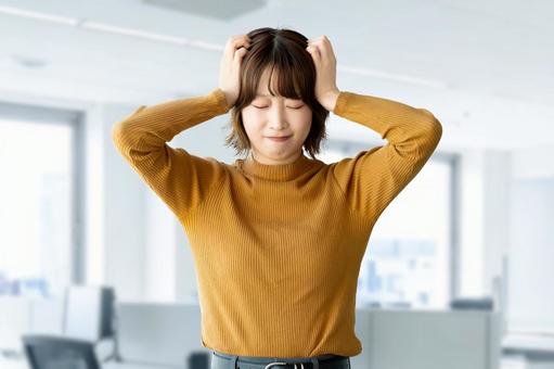 頭を抱えて困る女性・ビジネスウーマン 女性,困る,悩むの写真素材