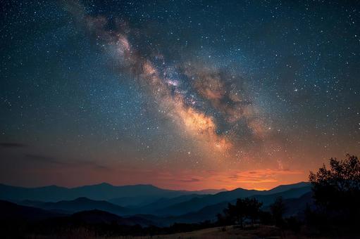 満天の星空と地平線の光 満天の星空と地平線の光の写真