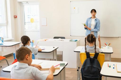 授業をする先生と勉強する生徒たち 女性,女の子,男の子の写真素材